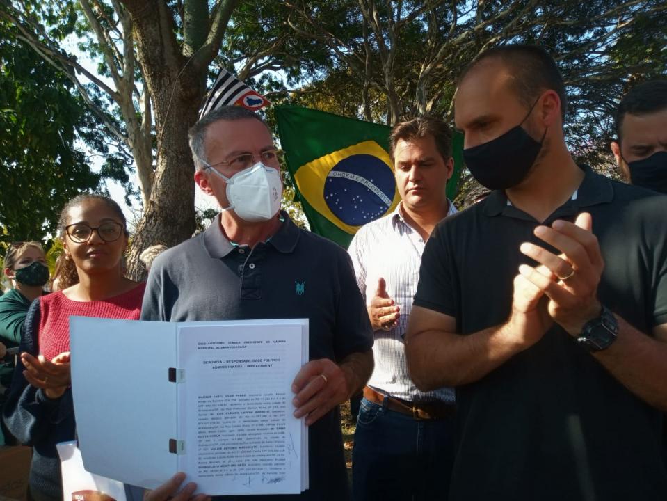 Foto 9 de 11 — Com presença de Eduardo Bolsonaro, vereadores e lideranças pedem impeachment de Edinho Silva